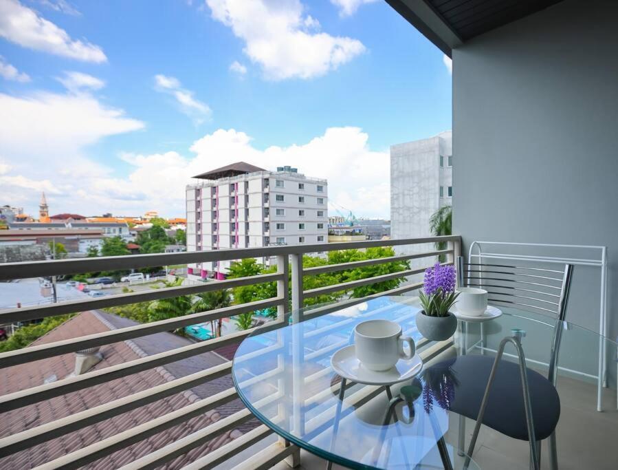 Appartamento Luxury Living In Heart Of Nimman Chiang Mai Esterno foto