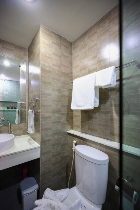 Appartamento Luxury Living In Heart Of Nimman Chiang Mai Esterno foto